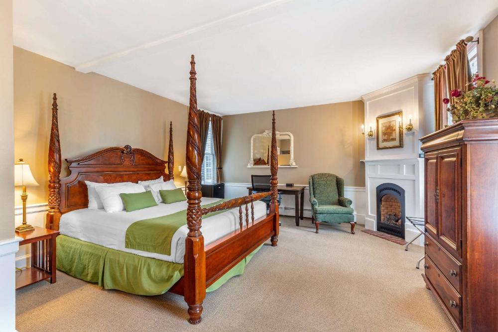 King Room - Non-Smoking interior